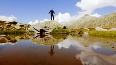 Adam uzun yürüyüşe çıkan kimse eller yükselterek
