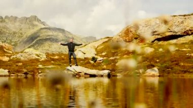 Dağ gölü önünde duran adam