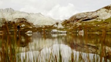 Adam çevrili doğa manzara mı