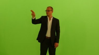 Yeşil zemin üzerine izole adam