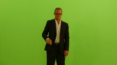 Yeşil zemin üzerine izole adam