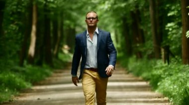 Yalnız düz yolda yürüyen adam