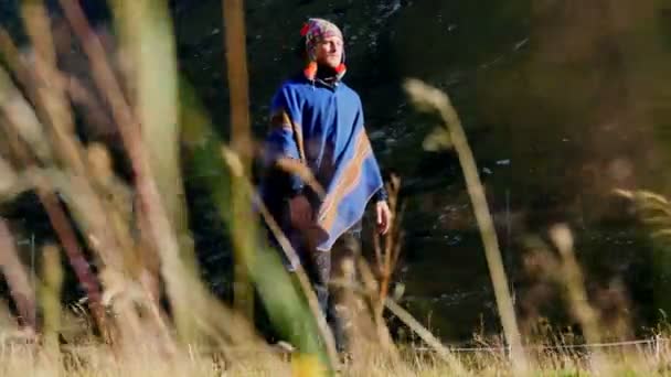 Chamán hombre caminando solo en la naturaleza — Vídeos de Stock