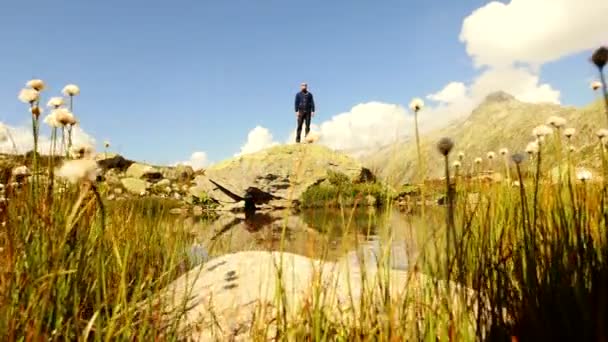 Man hiker is raising hands — Stock Video