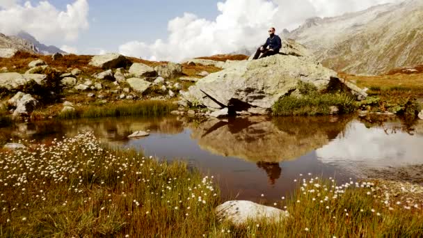 Man sitting on stone — Stock Video