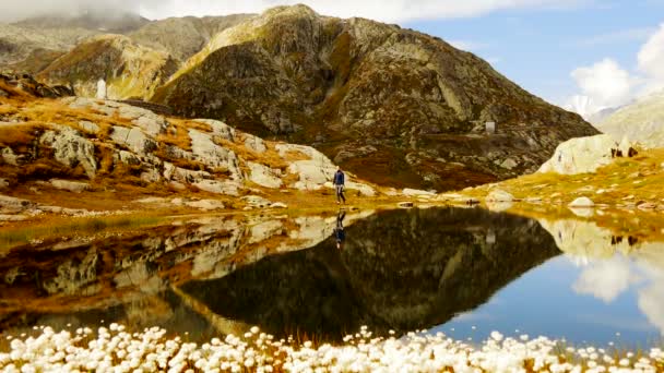 Man loopt rond bergpanorama — Stockvideo