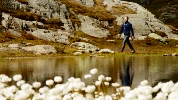 Homem está andando ao redor do panorama da montanha — Vídeo de Stock