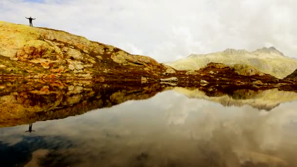 Singolo escursionista maschio in cima alla montagna — Video Stock