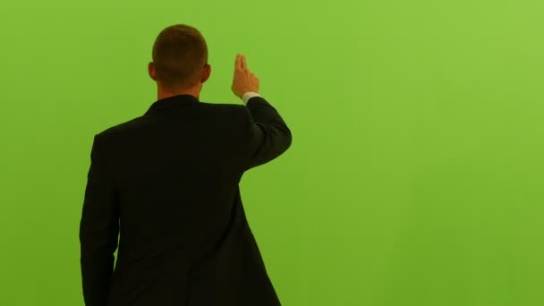 Hombre de traje sobre fondo de pantalla verde — Vídeo de stock