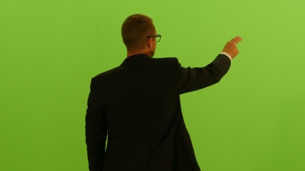 Hombre de traje sobre fondo de pantalla verde — Vídeo de stock