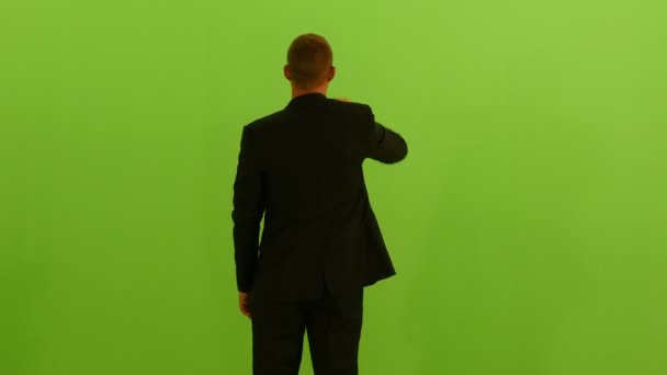 Hombre de traje sobre fondo de pantalla verde — Vídeo de stock