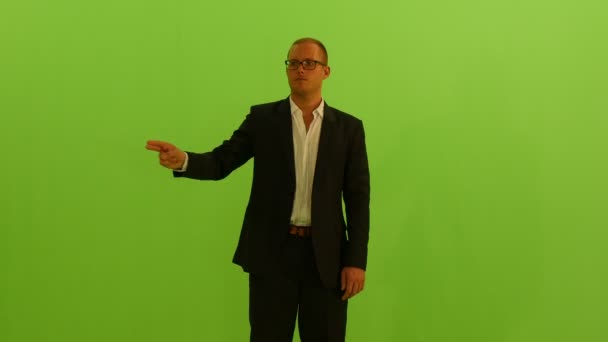 Ізольований чоловік на зеленому фоні — стокове відео