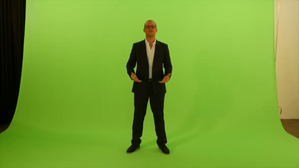 Портрет говорящего бизнесмена — стоковое видео