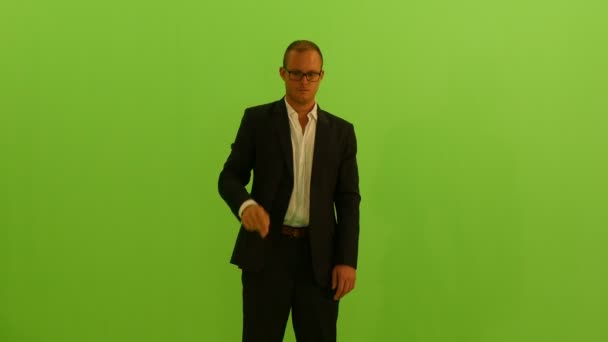 Uomo isolato su sfondo verde — Video Stock