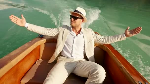 Homme relaxant sur le pont du bateau — Video