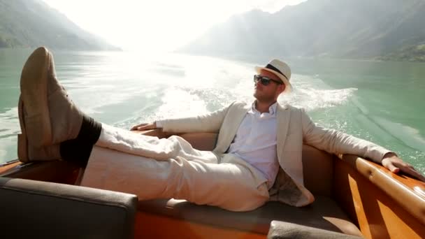 Homme relaxant sur le pont du bateau — Video