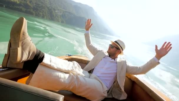 Muž relaxační na palubě lodi — Stock video