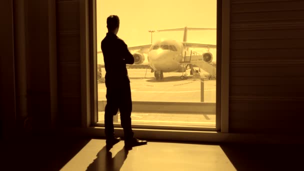 Passagier wartet am Flughafen — Stockvideo