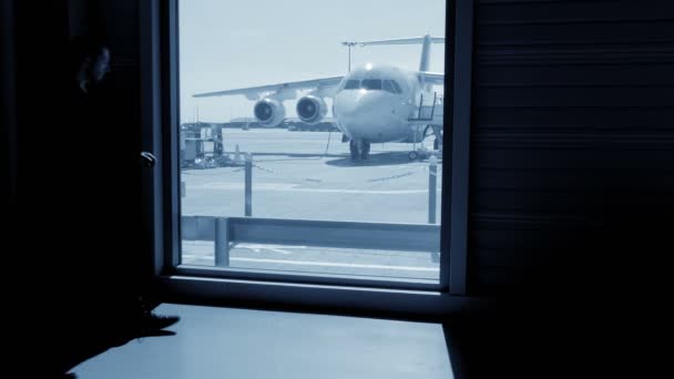 Passageiro à espera no aeroporto — Vídeo de Stock