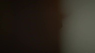 Kamera detaylarıyla büyüleyici düşük ışık gözetleme sahneleri, güvenlik ve izleme konuları için mükemmel..