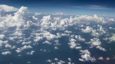 Kümülüs bulutlarının göz kamaştırıcı hava perspektifi parlak mavi gökyüzüne karşı seyahat ve doğa temaları için mükemmel..