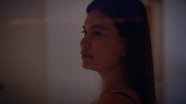 Şehir ışıklarıyla yalnız bir kadın, şehir ışıkları ve bokeh efektleri arasında yalnız bir kadın silueti.