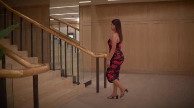 Misafirlerle dolu lüks bir koridor, zengin otel koridoru. Konuk ve dekorasyonla dolu.