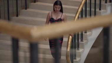 Süslü merdiven atmosferini yansıtıyor. Huzur içinde merdiveni süsleyen bir kadın.