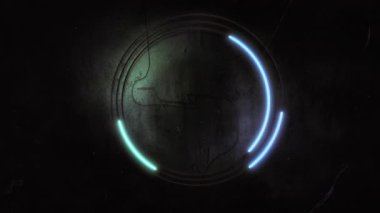 Neon dairesel arayüz desenli metal panel, parlayan cyan ve mavi halkalar üzerinde döner.