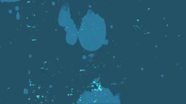 benekli damlacıklar ve oksitlenmiş patinayla desenli yüzeyde deniz mavisi dikey çizgileri