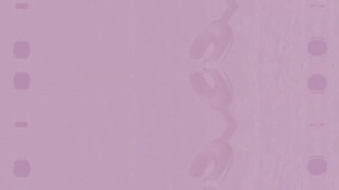 yumuşak lavanta rengi film tanecikleri pastel renklerle örtülmüş, ince delinme izleri ve solgunluk