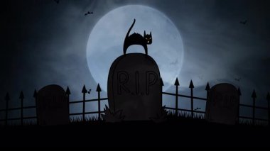 Kara kedi dolunayın altında mezar taşına tünemiş parlayan gözler ve işlenmiş demir çitler