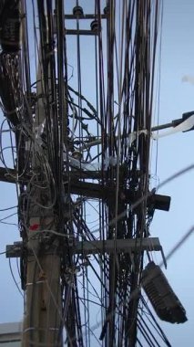 Beton direkler, yoğun demetler ve trafolar üzerindeki dikey dağıtım çizgileri, uzun süreli kentsel hizmet portresi