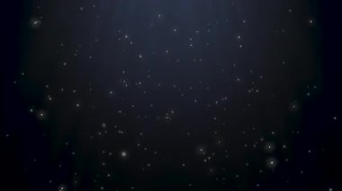 Koyu arkaplan, kayan toz zerreleri, sönük spot ışıkları, karamsar sinema dokusu.