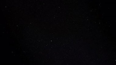 Kırsal alanda seyrek yıldızlı gökyüzü, narin parıldayan yıldızlar, barışçıl ufuk.