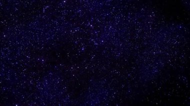 Geceyarısı gökyüzüne küçük yıldızlar ve sönük nebula tozu serpiştirilmiş, minimum yıldız alanı döngüsü