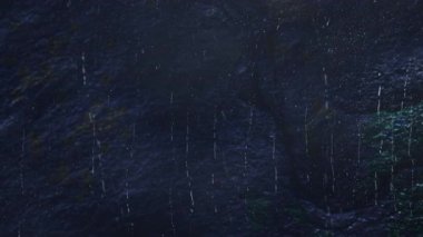 Koyu deniz yüzeyi yağmuru, deniz manzarası için desenli dalgaları, kasvetli deniz zeminini serer.