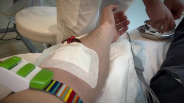 Beyaz adam Apheresis Venipunktur Kapanışı, Phlebotomist Antiseptik ile Hazırlık Kolu