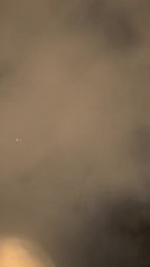 Sıcak Duman Atmosferi Bokeh ve Amber Tones Yumuşak Buhar Girdabı Kokteyl Sahnesi ve Başlığı İçin Özel Retro Salon Havası Oluşturuyor