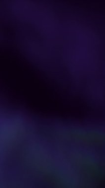 Gece Boyunca Derin Mor Aurora Kurdelesi Sakin Gökyüzü, Yumuşak Parlak Dalgalar Ve Sisli Doku, Yavaş Sürüklenen Hareket Huzur Veren