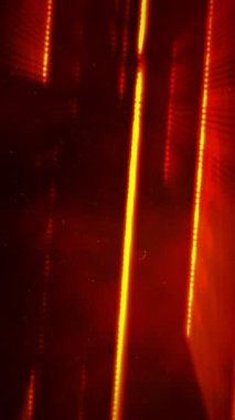 Kırmızı Dikey Çizgiler Ember kıvılcımları ve Metalik Yansımalar, Yoğun Endüstriyel Enerji ve Dramatik Sanayi Enerjisi ile Termal Işık Şelalesi