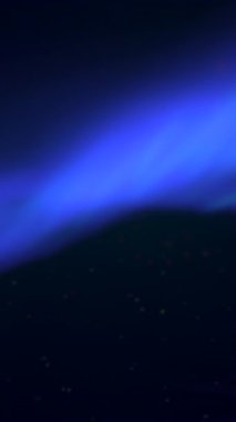 Elektrik Mavisi Aurora Gece Ufkunda Akıyor, Minik Starfield 'ın üzerinde Parlak Işık Kurdelesi, Yumuşak Kozmik Sis ve Sürüklenen