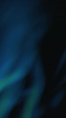 Kutup Mavisi Aurora Kurdeleleri Karanlık Gece 'de Sürükleniyor, Serin Teal Işıkları ve Uçan Hareketler, Seyahat İçin Gökyüzü Arkaplanı