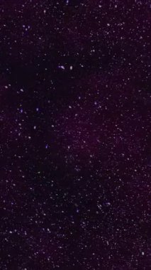 Derin Violet Starfield 'a küçük yıldızlar serpiştirildi, ince hareketler ve uzay aracı çaprazlandıkça etrafa saçılan yıldız tozu ipuçları.