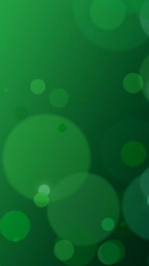 Yumuşak dairesel ışıklı yemyeşil Bokeh, katmanlı bulanık ve ince mekik ile taze doğa titreşimi,