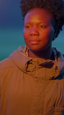 İçsel gücü ve güzelliği yansıtan parlak bir meşaleyi kendinden emin bir şekilde tutan bir kişinin huzurlu portresi.