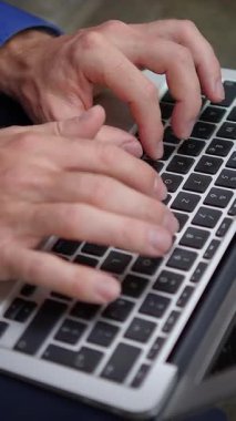 Bir dizüstü bilgisayarın klavyesinde yazarken çekilmiş detaylı bir fotoğraf, teknoloji ve üretkenlik çabalarını etkin bir şekilde gösteriyor.
