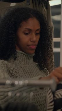 Kendini işine adamış ve çalışkan bir medya stokçusu, perakende mağazası ortamında bir dizi moda ürünü titizlikle düzenler