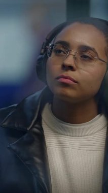 Hareketli bir şehir ortamında müzikten zevk alan sakin bir birey, bir anlık farkındalığı somutlaştırıyor..