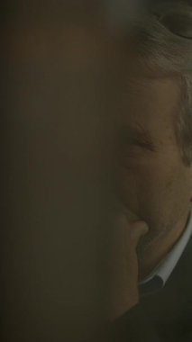 Derin düşüncelere dalmış, derin düşüncelere dalmış, hayatı ve çeşitli karmaşık fikirleri derin bir şekilde yansıtan bir adam.